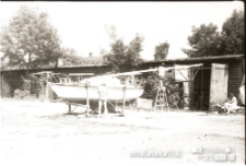 Praca przy jachcie, lata 70. XX w.