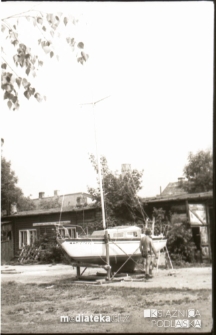 Praca przy jachcie, lata 70. XX w.