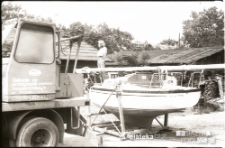 Praca przy jachcie, lata 70. XX w.