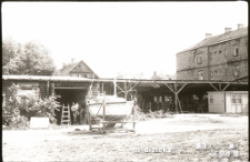 Praca przy jachcie, lata 70. XX w.