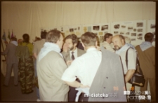 Zwiedzanie wystawy poświęconej harcerstwu podczas obchodów pięćdziesięciolecia 9. Białostockiej Drużyny Harcerzy "Błękitna Dziewiątka" im. Stefana Czarnieckiego, ul. Pałacowa 2/1, Białystok, 18.05.1996