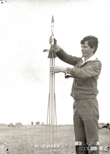 Portret Jerzego Łapińskiego trzymającego model rakiety, Lotnisko Krywlany, Białystok, lata 50., 60. XX w.