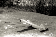 Model samolotu na uwięzi Bogdana Radziwoniuka, Lotnisko Krywlany, Białystok, lata 60. XX w.