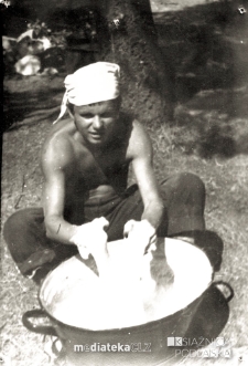Jerzy Łapiński wyrabia mąkę na pączki, Prostki, 1965 r.