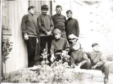 Sekcja Modelarska Areoklubu białostockiego przed budynkiem Młodzieżowej Modelarni Lotniczej, ul. Mazowiecka, Białystok, lata 70. XX w.