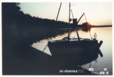 Jacht Okaz A-111, typ Karaś 450 nad brzegiem jeziora, 1987-2006 r.