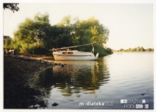 Jacht Okaz A-111, typ Karaś 450 nad brzegiem jeziora, 1987-2006 r.