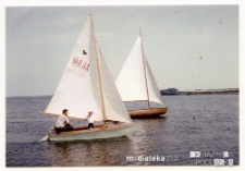Zbigniew Kamionowski żegluje z rodziną w łódce Oaza AA-044 Rajgrodzkie, lipiec 1970 r.