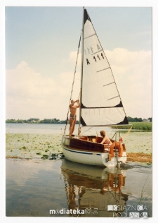 Jacht Okaz A-111, typ Karaś 450 na jeziorze Rajgrodzkim, sierpień 1988 r.
