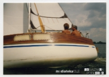 Jacht Okaz A-111, typ Karaś 450 na jeziorze Rajgrodzkim, sierpień 1988 r.