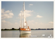 Jacht Okaz A-111, typ Karaś 450 na jeziorze Rajgrodzkim, sierpień 1988 r.