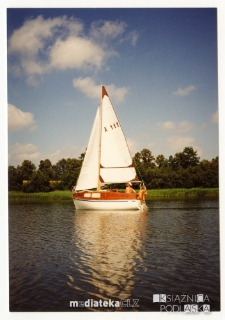Jacht Okaz A-111, typ Karaś 450 na jeziorze Rajgrodzkim, sierpień 1988 r.