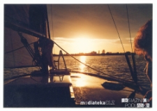 Kobieta płynie jachtem Okaz A-111, typ Karaś 450 po jeziorze Rajgrodzkim, sierpień 1988 r.