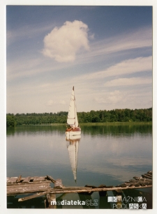 Jacht Okaz A-111, typ Karaś 450 na jeziorze Wigry, lipiec 1990 r.