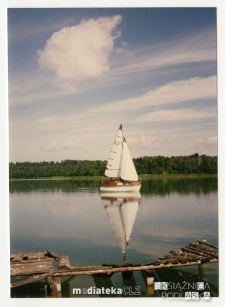 Jacht Okaz A-111, typ Karaś 450 na jeziorze Wigry, lipiec 1990 r.
