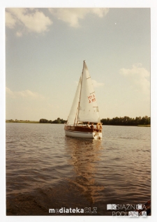 Jacht Okaz A-111, typ Karaś 450 na jeziorze Rajgrodzkim, czerwiec 1997 r.