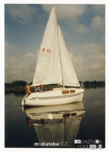 Jacht Okaz A-111, typ Karaś 450 na jeziorze, lipiec 1996 r.