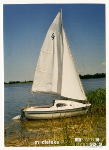 Łódka Fuks Atopas, typ Bez-2 nad brzegiem jeziora Rajgrodzkiego, 2009 r.