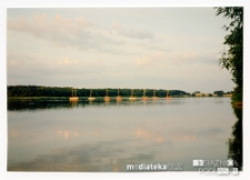 Żaglówki na jeziorze