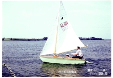 Zbigniew Kamionowski żegluje z rodziną w łódce Oaza AA-044 Rajgrodzkie, 1969-75 r.