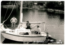 Zbigniew Kamionowski żegluje łódką Odys AB 127, typ Plus, 1976-89 r.
