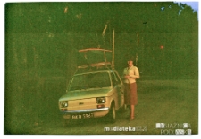 Portret kobiety przy Fiacie 126 p. w bączkiem wiosłowym na dachu, lata 80. XX w.