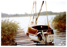 Jacht Okaz A-111, typ Karaś 450 przy brzegu jeziora, czerwiec 1976 r.