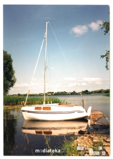Jacht Okaz A-111, typ Karaś 450 na brzegu jeziora, 1987-2006 r.