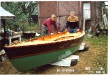 Zbigniew Kamionowski z kolegą przy pracy nad łódką Zjawa, Rajgród, 2006-2014 r.