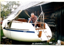 Zbigniew Kamionowski na jacie Okaz A-111, typ Karaś 450 w ogródku, Bojary, Białystok, 1987-2006 r.