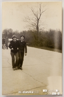 Para nastolatków spacerująca po placu