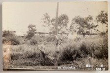 Dwaj nastoletni chłopcy kopiący rów, w tle kładka nad torami, Białystok, Technikum Kolejowe w Starosielcach