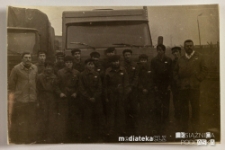 Portret zbiorowy uczniów z opiekunami na tle samochodów ciężarowych, Białystok, Technikum Kolejowe w Starosielcach