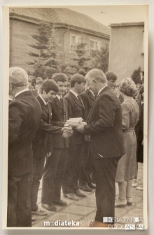 Uroczystość z okazji zakończenia roku szkolnego 1985/1986 - wręczenie świadectw, Białystok, Technikum Kolejowe w Starosielcach