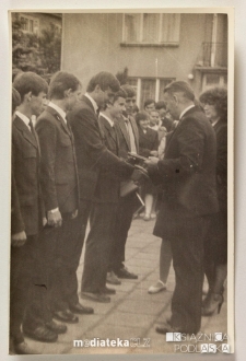 Uroczystość z okazji zakończenia roku szkolnego 1985/1986 - wręczenie świadectw, Białystok, Technikum Kolejowe w Starosielcach