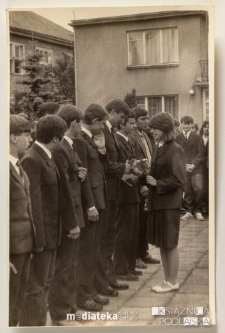 Uroczystość z okazji zakończenia roku szkolnego 1985/1986 - wręczenie kwiatów, Białystok, Technikum Kolejowe w Starosielcach