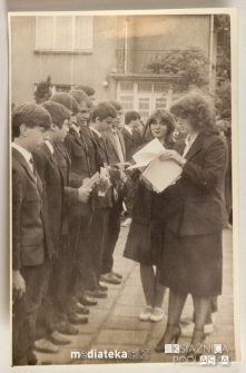 Uroczystość z okazji zakończenia roku szkolnego 1985/1986 - wręczenie świadectw i kwiatów, Białystok, Technikum Kolejowe w Starosielcach