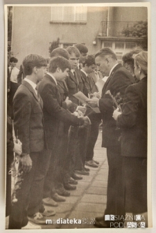 Uroczystość z okazji zakończenia roku szkolnego 1985/1986 - wręczenie świadectw i kwiatów, Białystok, Technikum Kolejowe w Starosielcach