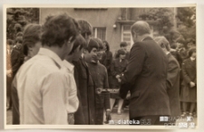 Uroczystość z okazji zakończenia roku szkolnego 1985/1986 - wręczenie świadectw, Białystok, Technikum Kolejowe w Starosielcach