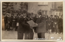 Uroczystość z okazji zakończenia roku szkolnego 1985/1986 - wręczenie świadectw, Białystok, Technikum Kolejowe w Starosielcach