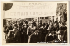 Uczestnicy VII konkursu Ministerstwa Komunikacji "O lepsze wyniki nauczania i wychowania" i III Ogólnopolskiego Konkursu organizowanego przez CRZZ i ZG. TPPR "Wiedza umacnia przyjaźń" z transparentem, Słupsk, 1979