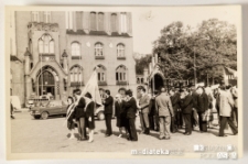 Uroczysty pochód z pocztem sztandarowym