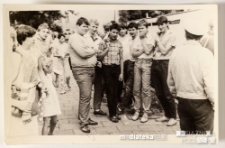 Grupa młodzieży na ulicy