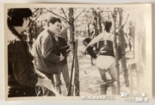 Nastoletni chłopcy przebierający się wśród drzew