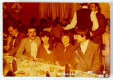 Uczestnicy balu siedzący przy stole, Białystok, Technikum Kolejowe w Starosielcach