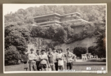 Grupa młodzieży na tle budynku na skarpie