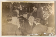 Uroczystość z okazji Dnia Nauczyciela - wręczenie kwiatów, Białystok, Technikum Kolejowe w Starosielcach, 1986 r.