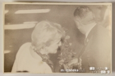 Uroczystość z okazji Dnia Nauczyciela - wręczenie kwiatów, Białystok, Technikum Kolejowe w Starosielcach, 1986 r.