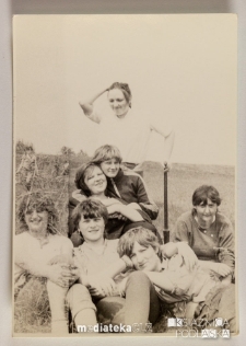 Portret grupy dziewcząt podczas przerwy w pracy