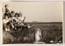 Portret grupy dziewcząt podczas przerwy w pracy, w centralnej części kadru znajduje się stopa fotografa